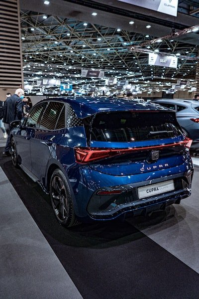 Les 4 avantages d'acheter une voiture chez un concessionnaire